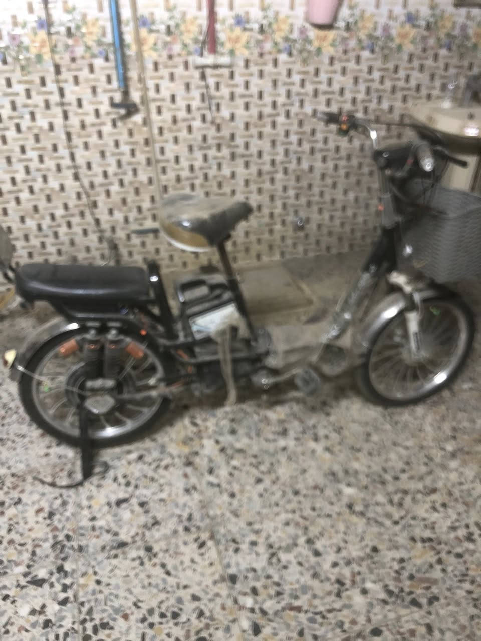 سلام عليكم دراجة شحن حجم 20 
ما بيها اي نقص بس عقل واكف 
سعر 150 بيها مجال بسيط للشراي 
عنوان بغداد مدينة صدر 
رقم ***********
