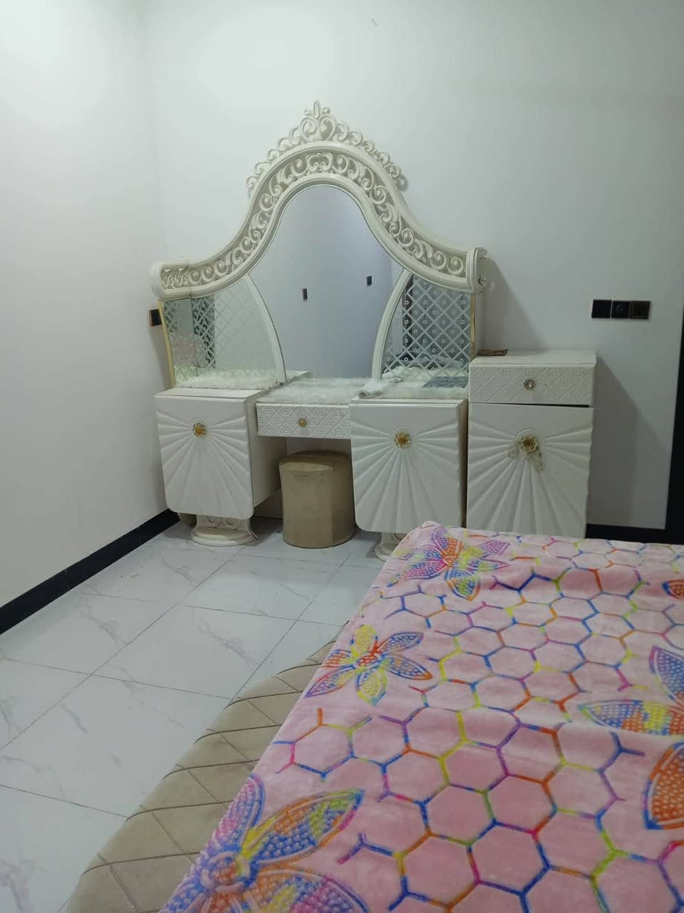 السلام عليكم ورحمة الله وبركاته
غرف نوم للبيع 

فيروزه 

جديده كلش 

السعر ٧٥٠ 

***********

بعقوبه تقاطع القدس
