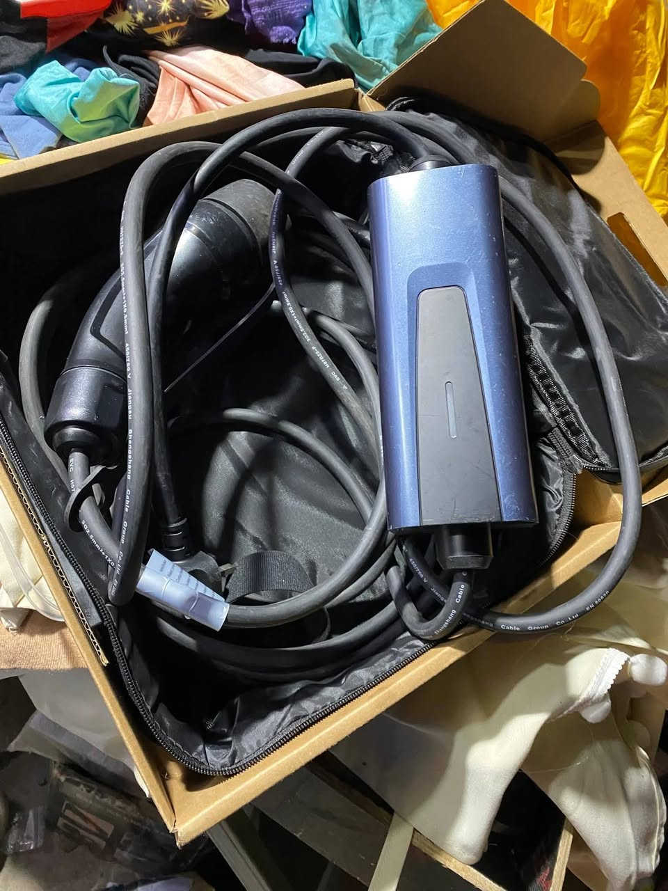 هذا كبل شحن سيارة كهربائية محمول (EV).
يستخدم لشحن السيارات الكهربائية من مصدر طاقة خارجي. 
يتكون من وحدة تحكم وكبلات توصيل وموصلات تتوافق مع معايير شحن مختلفة. 
يمكن أن يكون أحادي الطور أو ثلاثي الطور، وبقدرات شحن مختلفة مثل 7 كيلوواط أو 22 كيلوواط. 
تختلف ***********  خاص واتساب
