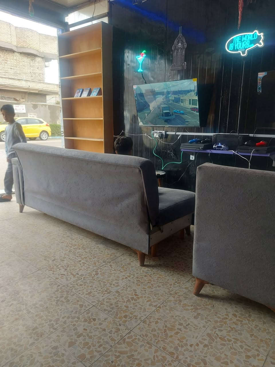 سلام عليكم عندي فاترينات لون أحمر تعليك ٥ قطع وعندي فاترينه جام وعندي ميز صيانه وعندي قالعه شاشه وهدكان وغراض صيانه وهوكات ٣٥٠ قطعه كله الاغراض جديد ميه بلميه تجي شوفهن بعينك جان عندي محل وعزلته وابيعهن بيش مجان مستعجل على بيعتهن مكاني بغداد *********** وعندي تخم سعره ٢٥٠ جديد
