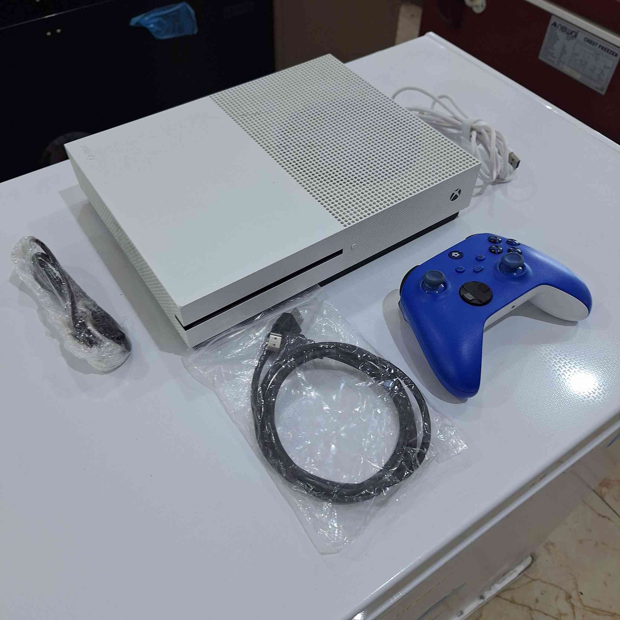 اكس بوكس وان اس
ذاكره 1 تيره 
لك ستيكر 
جوستك واير 
ملحقات كامله 
سعره 150
يوجد توصيل لكل محافظات العراق 
توصيل 6 الف 
تواصل واتساب 
***********
انستا ps4.3.2
تيك توك ps4.3.2
