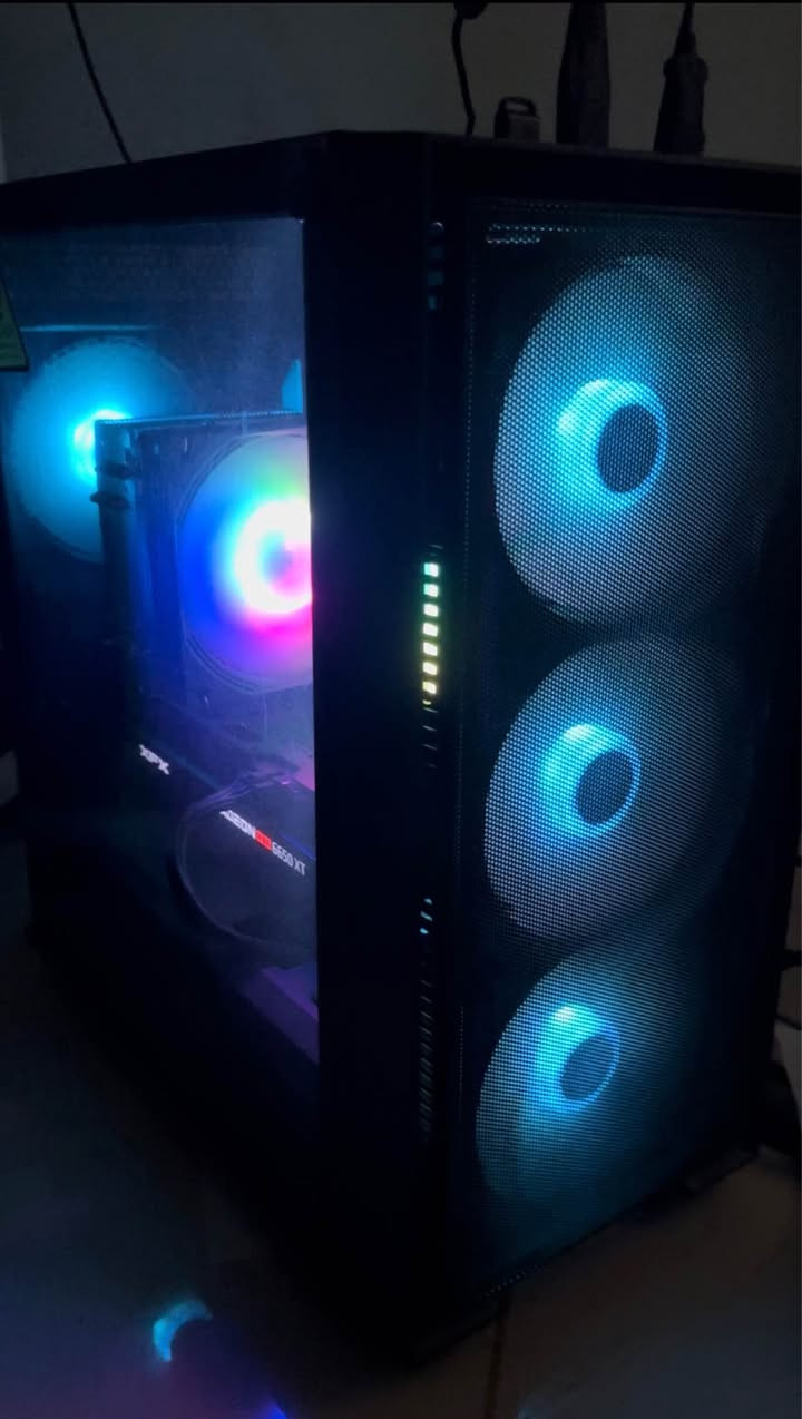 للبيع حاسبة كامله ( كيس + شاشة + ملحقات ) ، احترافية للألعاب والاستخدام القوي 🔥

استخدام قليل جدًا ✅

كل القطع من ماركات عالمية معروفة ✅
( ASUS / DEEPCOOL / LEXAR / TFORCE )

وجميعها داخل ضمان الشركة الأصلية لمدة 10 أشهر كاملة مع كل الوصولات والباكيتات ✅

⸻

🖥️ مواصفات الكيس (تجميعة الحاسبة):
 • 🔹 كرت شاشة: XFX RX6650XT SWIFT 210 3FAN NEW
 • 🔹 معالج: R5 5500 TRAY
 • 🔹 مذربورد: ASUS B450M-A II
 • 🔹 بورسبلاي: DEEPCOOL PF600W 80+ WHITE
 • 🔹 رام: TFORCE 2X8GB 3600 DELTA RGB WHITE
 • 🔹 تخزين: LEXAR M.2 NVME 1TB NM610
 • 🔹 تبريد: MASS COOLER S4000 BLACK
 • 🔹 كيس: SAMA CASE M203 BK

⸻

🖲️ مواصفات الشاشة:
MSI MAG 244F
📺 FHD 24” | ⚡ 200HZ | ⏱️ 0.5MS | 🖼️ IPS FLAT

⸻

🎧 الملحقات:
 • سماعة Havit H2002E Pro (دقة صوت عالية + درايفرات 60mm قوية جدًا)
 • كيبورد وماوس RGB مميزين
Windows 11   مفعل كود اصلي
⸻

💰 السعر الكلي 925 ألف قابل للتفاوض  .
📍 بغداد – المنصور
📞 للتواصل: ***********

🚫 غير متواجد على فيسبوك، التواصل فقط عبر الرقم المذكور بغداد, العراق
