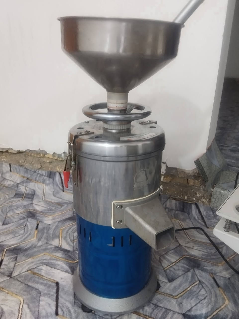 السلام عليكم 

مكينه راشي نظيفه جدا 
مكبس تمر نظيف جدا

***********8
***********
