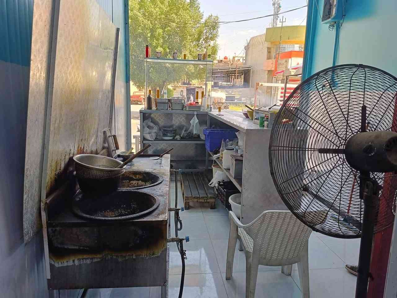 السلام عليكم
مطعم للبيع العنوان الطالبيه شارع البيضاء 
مطعم متكامل
موقع مميز وتوجد مساحه امام المطعم
علمآ يوجد شفت صباحي ( ريوكات)
للاستفسار ***********
