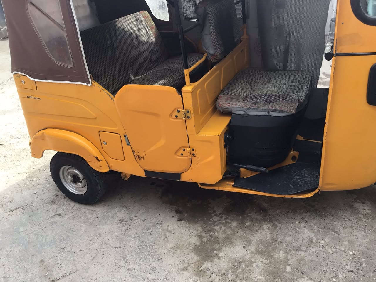 تكتك للبيع مرقم انكليزي سعرها ٧٧٥٠ قفل قفل قفل مكاني بغداد المعامل القوده لاصبغ ولا شي بس بيهن اثر مال حصو من الشارع وتكتك يمكن بيها بارد على كد شبر يم تانكي مال البانزين مكينه ناعمة *********** واتساب فقط
