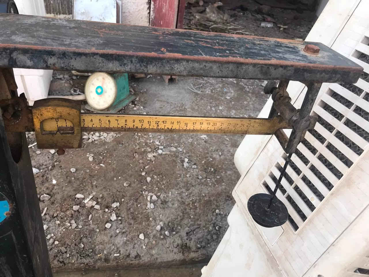 ميزان حجم كبير للبيع كامل من كلشي شغال .

السعر 225 الف العنوان بغداد بوب الشام . 

للاتصال *********** .
