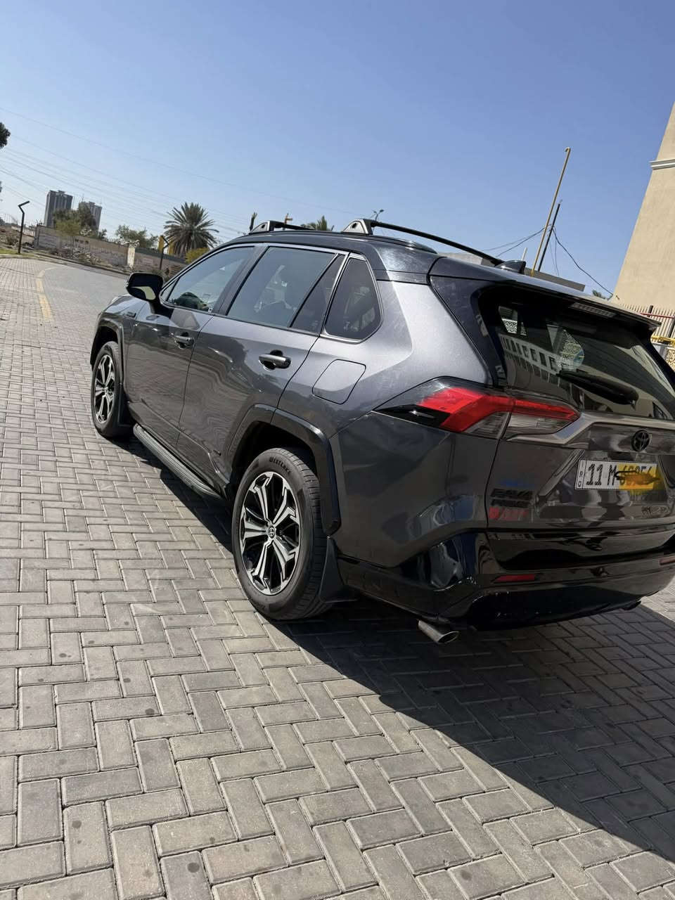 سيارة RAV4 موديل 2022
رقم بغداد / الرقم الجديد
لون رصاصي.
ماشية ٨٤ الف تقريباً
الضرر / جاملخ خلفي خفيف / موجودة بالصورة

المحرك: 2.5 لتر 4 سلندر + محرك كهربائي
🔹 نظام الدفع: AWD دفع رباعي ذكي

🔹 نظام Plug-In Hybrid قابل للشحن بالكهرباء
🔹 مدى كهربائي يصل إلى 80 كم تقريباً بدون استخدام البنزين

✨ المواصفات الخارجية:
✔️ إضاءات LED أمامية وخلفية
✔️ فتحة سقف سلايد
✔️ بصمة تشغيل وفتح ذكي
✔️ صندوق كهربائي 

🛋 المواصفات الداخلية:
✔️ شاشة معلومات كبيرة مع Apple CarPlay & Android Auto
✔️ شاشة عدادات رقمية
✔️ مقاعد جلد رياضية
✔️ تكييف أوتوماتيك مزدوج
✔️ شحن موبايل وايرليس

🛡 أنظمة الأمان:
✔️ نظام المحافظة على المسار
✔️ رادار أمامي وتحذير تصادم
✔️ كاميرا خلفية وحساسات
✔️ 7 وسائد هوائية
✔️ كروس سرعة

🚀 سيارة عملية، عائلية، قوية، واقتصادية بنفس الوقت 

للاستفسار راسلنا على الخاص
او الاتصال ***********
العنوان / بغداد / الكرخ
