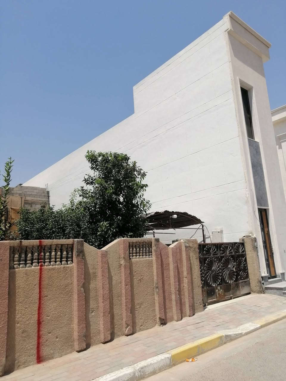 للبيع/ دار طابقين حي المعلمين موقع مميز جدا خلف السوق العصري مباشره  قديم.. نظيف كلش وجاهز للسكن المساحه/ ٢٤٠ متر الوجه/ ٨ × ٣٠
يتكون / ٥ نوم ٥×٤/ استقبال ٩×٥ / هول٥×٤ / مطبخ٨×٤ / حمام داخلي وصحيات خارجيه / حديقه كبيره / كراج كبير يتسع سيارتين 
السعر/  خاص لطفا/  أو الإتصال على  *********** واتساب أبو وسام للعقارات/لا أتعامل بالتعليقات لطفاً الجاد يتصل 
مكتبنا رمادي شارع٤٠ مقابل جامع الواثق
للبيع/ دار طابقين حي المعلمين موقع مميز جدا خلف السوق العصري مباشره  قديم.. نظيف كلش وجاهز للسكن المساحه/ ٢٤٠ متر الوجه/ ٨ × ٣٠
