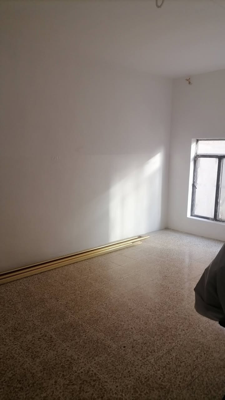 السلام عليكم بيت للبيع 
حي العامل الثانية قرب جامع الزهراء
مساحة البيت 237م ركن طابق ونصف  كاشي بالاضافة الى شقة معزولة

لتفاصيل اكثر مراسلة الصفحة او الاتصال بالرقم ***********
