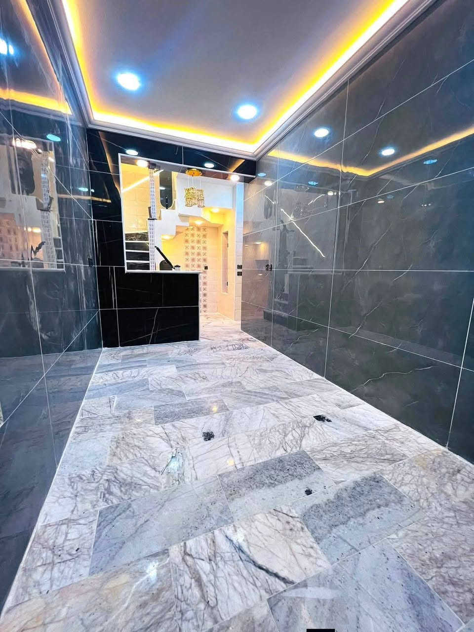 ##
مشتمل ركن حي الظباط
منطقة حي الجهاد ديوان الضباط 
مساحه كل مشتمل 55 متر ثلاث طوابق. 
خلف الاربع شوارع مباشرة 
جبهه 6 متر نزال 9 وربع 
طابقين ونص 
مدخلين صاله مطبخ
 معزول حمام منور  
ويحتوي الطابق الثاني على:-☝️☝️
غرفتين نوم😴😴 وحمام 
طابق الثالث :-  بيتونه وغرفه😴😴 وسطح

للاستفسار الاتصال  *********** يوجد واتساب 📞
