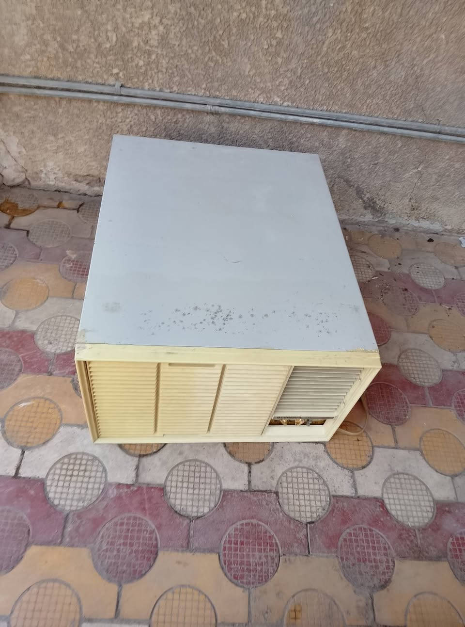 سلام عليكم للبيع مكيف جنرال ١٩٨٩ الياباني كمبريسر 2طنين شرط تبريد ثلج اذا موو تبريده يلسع لا تاخذه وشرط تبريد ثلج وشرط الضمان السعر 250 مكاني بغداد مدينه الصدر الاورفلي رقم ***********
