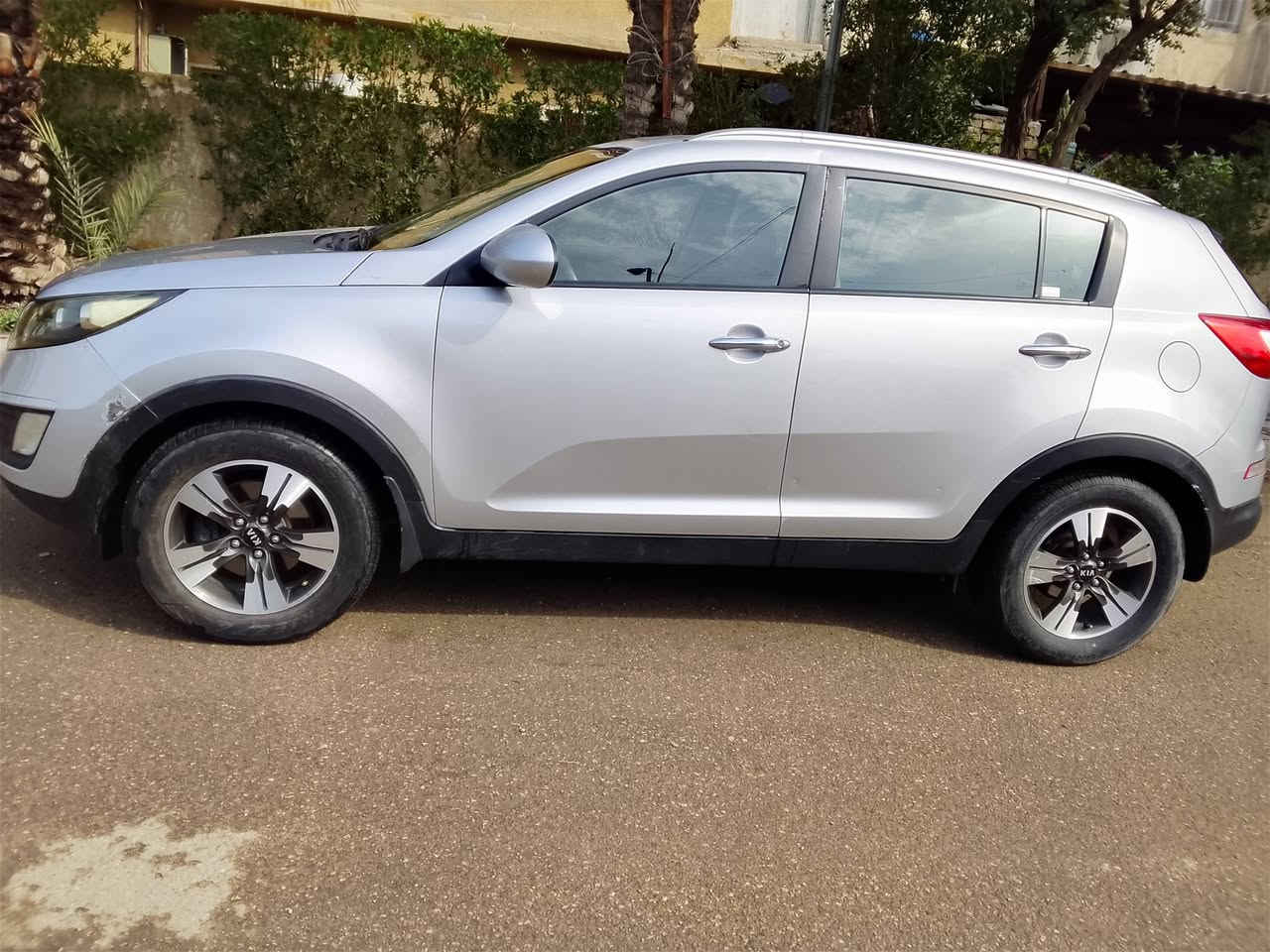 ياالله كيا سبورتج موديل 2012 بيها ثلاث قطع صبغ بدون دواخل خليجي بدون اي حادث.    مكينه 2400 دوش صدر وتبريد ومكينه كفالة سنويه جديد تحويل السعر 128 وبيها مجال مكاني بغداد ***********
