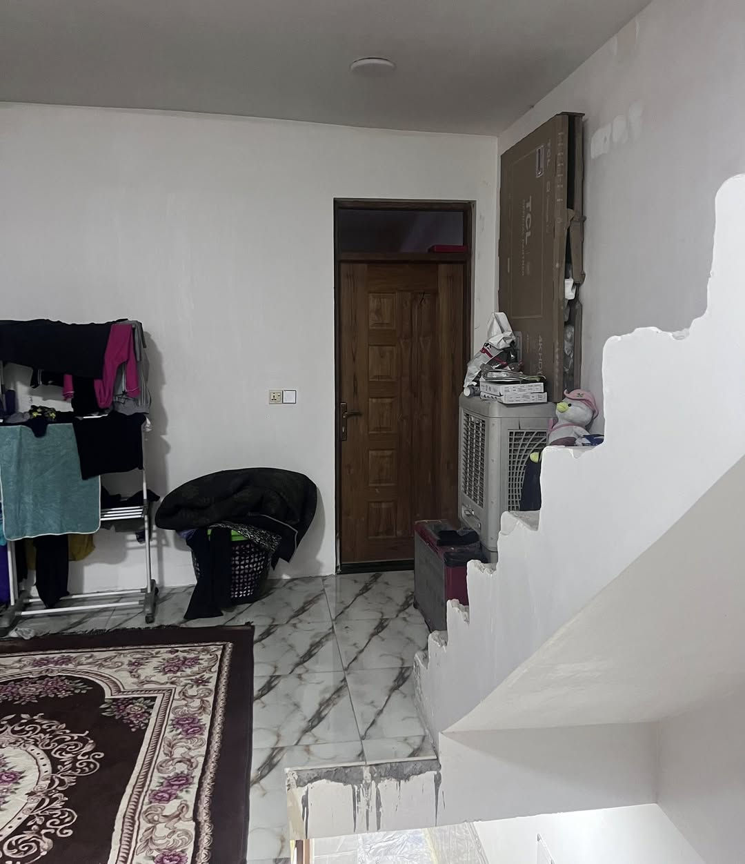 بيت بناء حديث للبيع  المساحه ١٠٠  الوجه 6 وربع والنزال 16 متر سند ٢٥  زراعي الخطيب  شارع خولة  كافه الخدمات موجودة ماء كهرباء مجاري تبليط البيت ثلاث طوابق الطابق الأول متكون من طرمه ومدخلين للبيت  استقبال مع الحولي ومطبخ  اوربي مفتوح غرفه منور حمام والطابق ثاني غرفتين نوم وحمام مع حولي كبير والطابق الثالث غرفه نوم كبيره البيت متكون من 4 غرف نوم مساحه الغرف 4 ونص في 5 كل الغرف نفس القياس  مع سطح ناصي وعالي  السعر عالخاص اوالاتصال ع ***********
