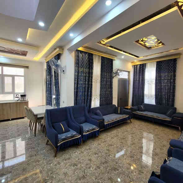 دار للبيع فول مواصفات وسعر رهيب الموقع سامراء الكفائات 
قرب الشارع الخدمي 
المساحه 150 متر طابقين 4 غرف نوم 3 غرف جوه وحده فوك سويتات 
لبيت ولا غلطه جدا راقي 
السعر 130 مليون وبي مجال السند 25 تحويل مباشر 
اريد مشتري جاد لان صاحب البيت عنده ضرف يعني مو مال واحد. يسولف ويروح *********** مكتب عقارات حماده الطيب
