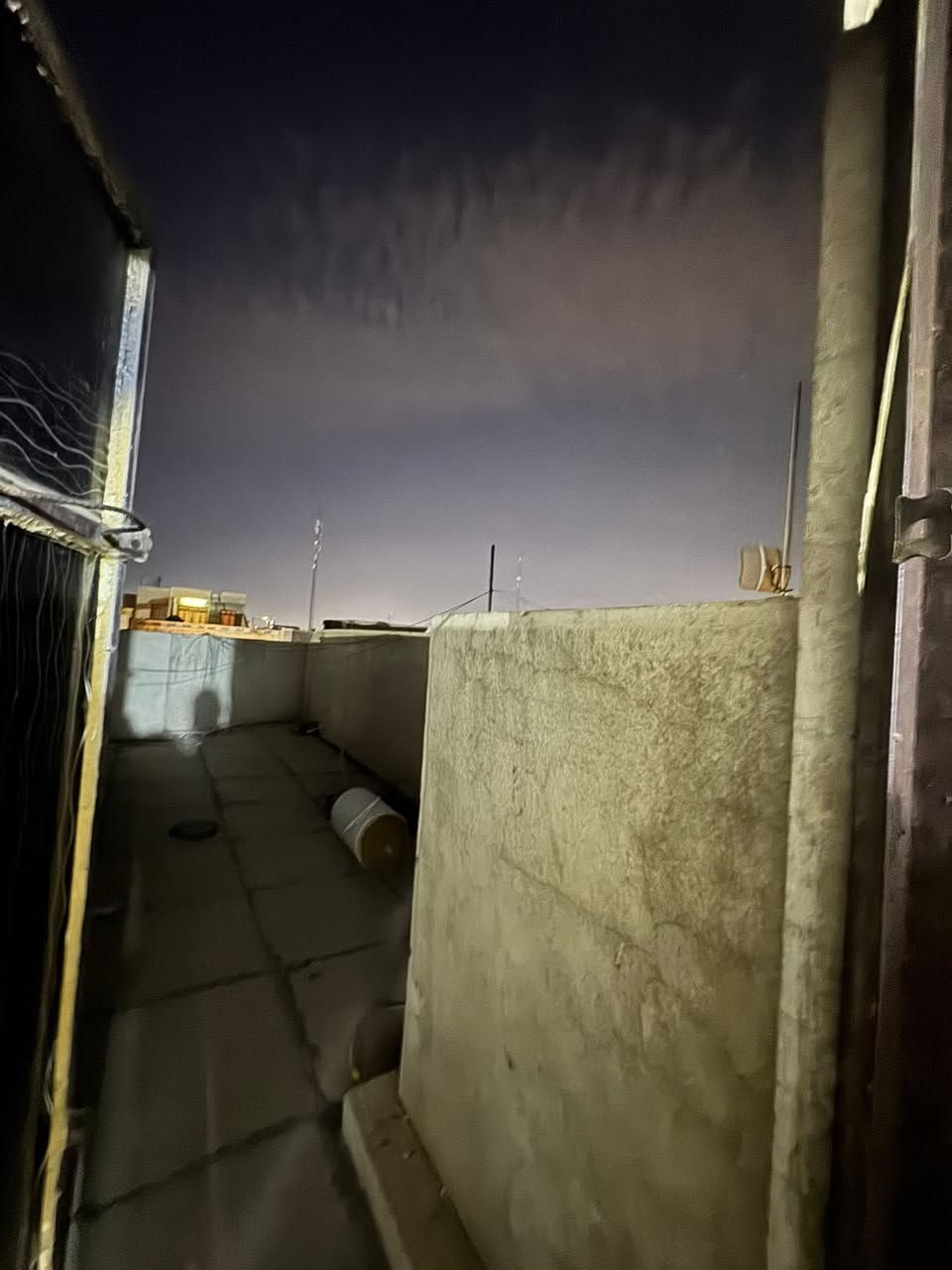 للايجار في السيديه
شقه طابق اول معزوله 

تحتوي ع غرفه وصاله ومطبخ وخدمات وسطح

مربع الضباط

ب450 الف قفل

للاستفسار

***********

***********

واتساب
