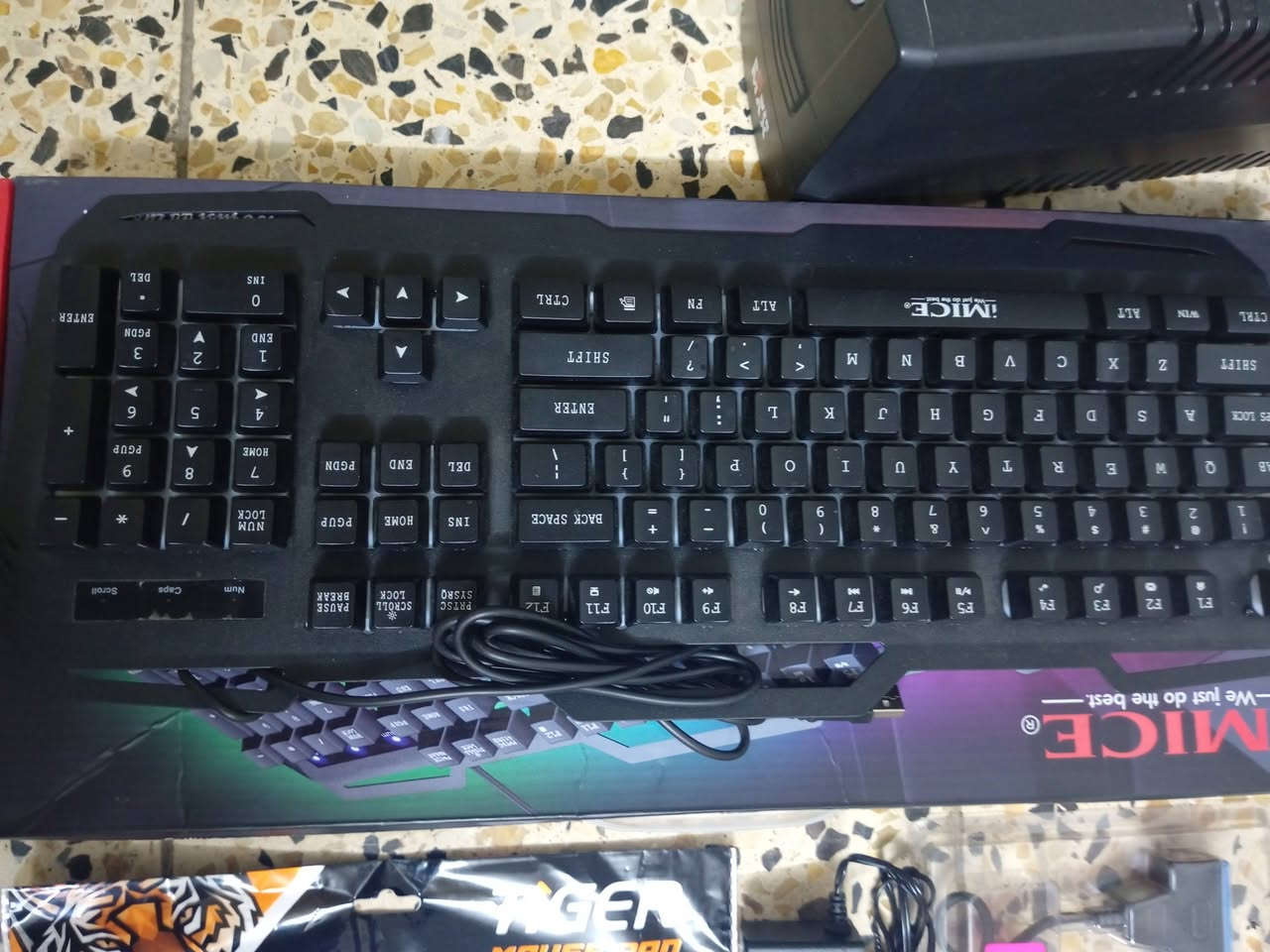 السلام عليكم  جهاز اكس بوكس ون اس الابيض مساحه 512GB 
 ويا كيبورد كيمنك وماوس كيمنك وبيهن RGB اضائة وماوس باد
 وبي العاب رزنت ايفل 2 و3 و8
و GTA5
وبعد العاب مثل ما موضح بلصورة 
 وي حساب بي اشتراك كيم باس شهر 
كل هذا ب160 الف بس 
تواصل على هذا الرقم ***********
