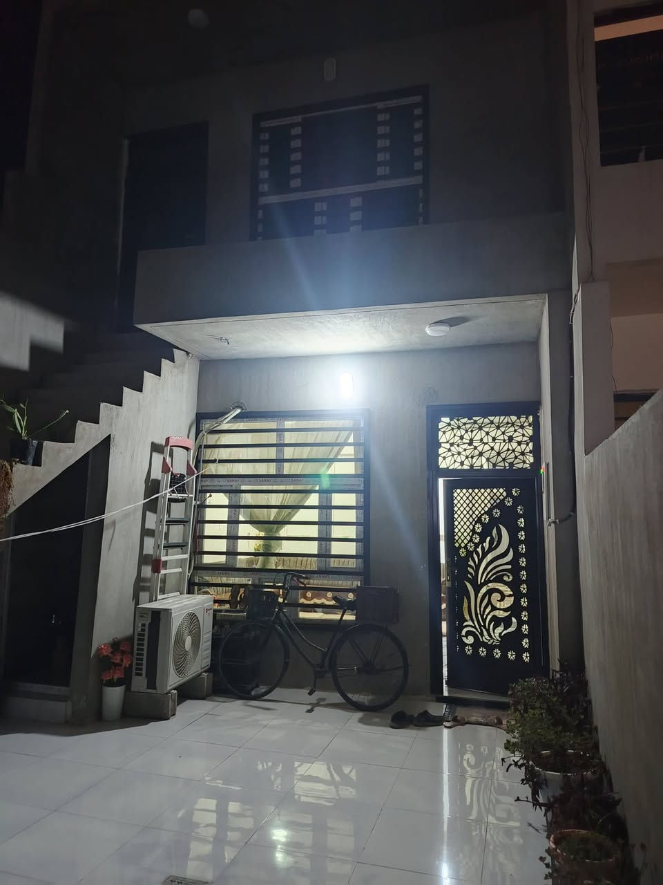 للبيع بيت ١٠٠ متر طابو طابق ونصف حديث واقع حال ١٢٥ متر العنوان كركوك حي النصر قرب جامع الفجر للاستفسار الاتصال على الارقام التالية ***********او ***********او مراجعة مكتب الصالح للعقار الواقع حي النصر قرب ساحة الغاز نستقبل كافه العروض
