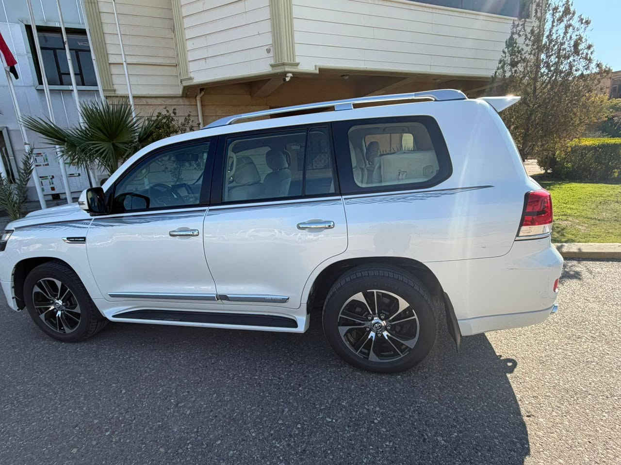 السلام عليكم 
لاندكروز 2016
السياره جديده بمعنى الكلمة استخدام شخصي 
-مكفوله سياره من صبغ  ماشيه178 ألف حقيقي
-مري قلاب + شفط 
-فتحه سلايت 
-4 كامرات 
-يدات نيكل بلادي 
-كشنات جلد اصلي كريمي 
-دبل كشن كهرباء , كشن السائق 3 دكم
-8 ايرباك 
-تشغيل عن بعد 
-3 شاشات كبيره 
-دبل ماوس 
-فول تحكم 
-محرك 8 سلندر 4600
-حساس اصلي ( أمامي ، خلفي ) 
-تخم تاير دلوب جديد وسبير منازل. 
-رقم اربيل هزه جديده 
-عدتهه سبيرهه غراضهه كلهن مامستخدمات 
-السياره بشرط محرك كير صدر كلهه بعدهه عل وضع 
الشركه
💰السعر 450 وبيهه مجال بسيط
مكان السيارة : كركوك
اي استفسار 
*********** كركوك, العراق
