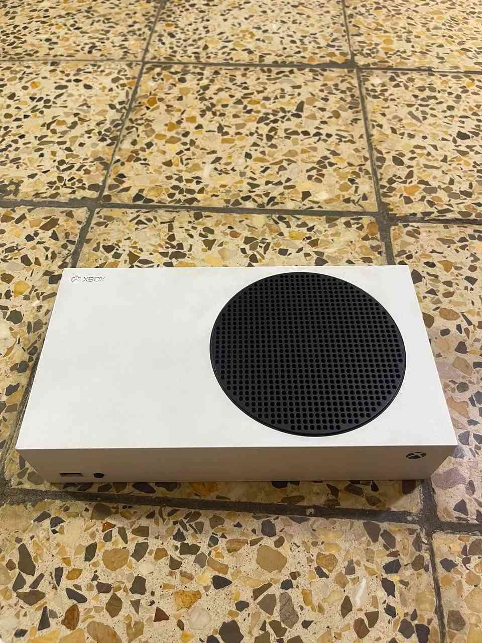 السلام عليكم 
Xbox series s للبيع إصدار 2022 
اني اشتريته ب 2022/9 الجهاز نضيف  ما داخل تصليح يجي ويا
 يدتين نضافه 60‎%‎ إلى 70‎%‎ داخلات تصليح 
شغالات 100‎%‎
بدون كارتونه 
يجي ويا بطاريتين وقاعده شحن وكآمل ملحقاته 
سعره 420

ومتوفر هارد 2 تيرا ADATA سعره 80 الف 
الموقع بغداد الدوره ابو دشير 
رقم الهاتف /***********
لا يتوفر توصيل
