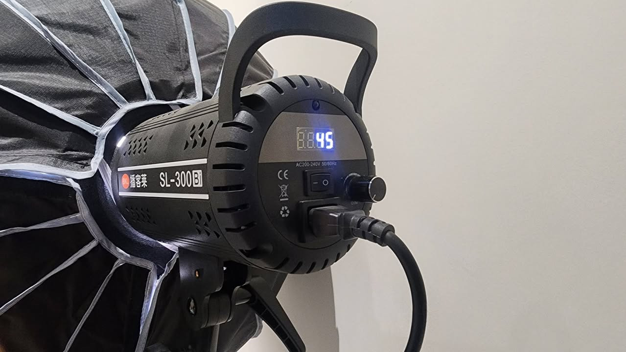 سوفت بوكس مع كريد ٧٠ سم .
اضاءة ١٢٠ واط 
بدون ستاند 
السعر ٩٠ الف 
بغداد حي الجامعة 
***********
