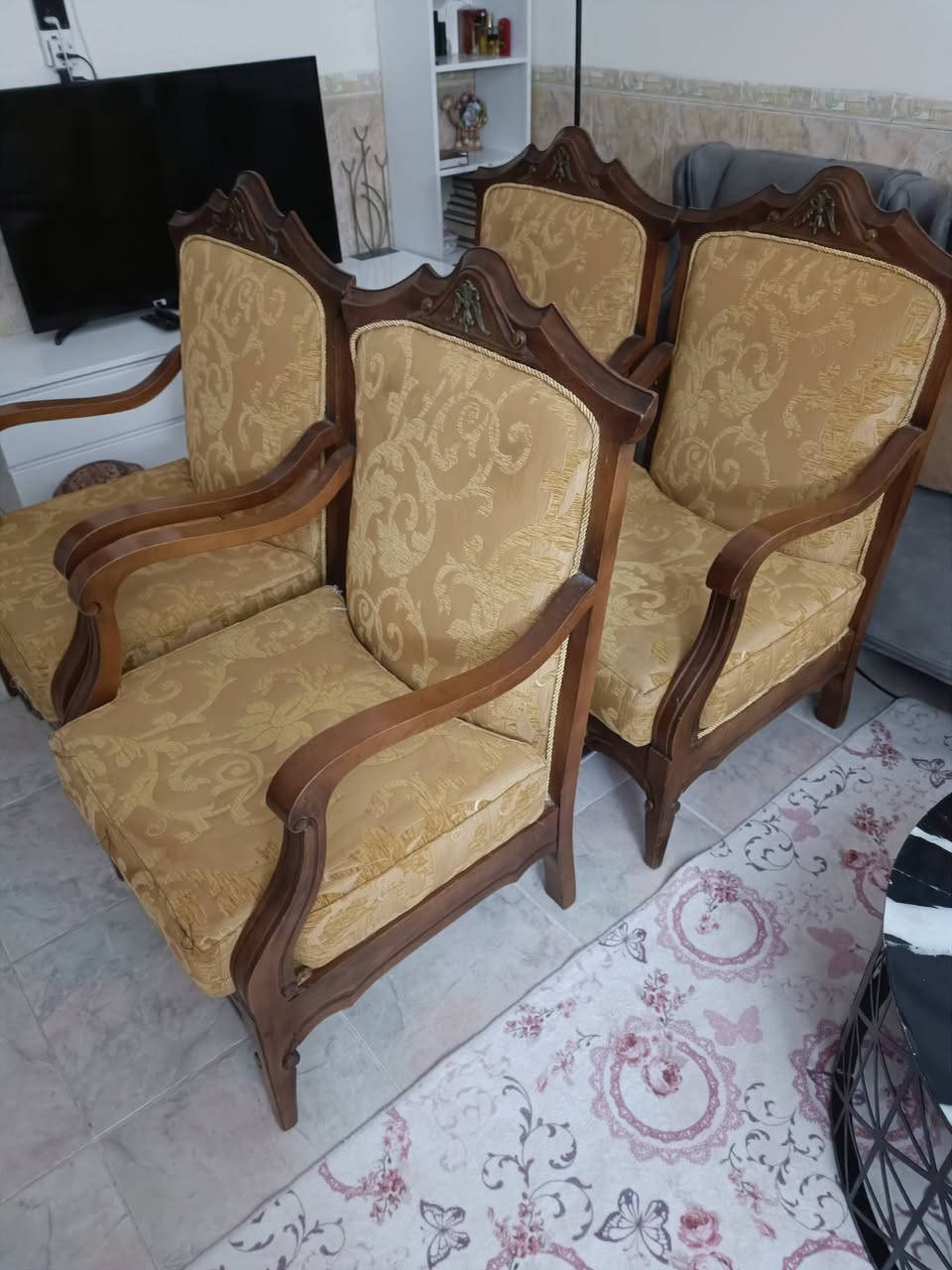 قنفات تكمه كلش قويه ونظيفه للبيع نقص كوشه واحده سعر 250 الف
***********
