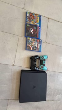 بلي فور  سلم للبيع مع جوستكين  و٤ اقراص وياهن gta كامل مع ملحقاته ماعد...