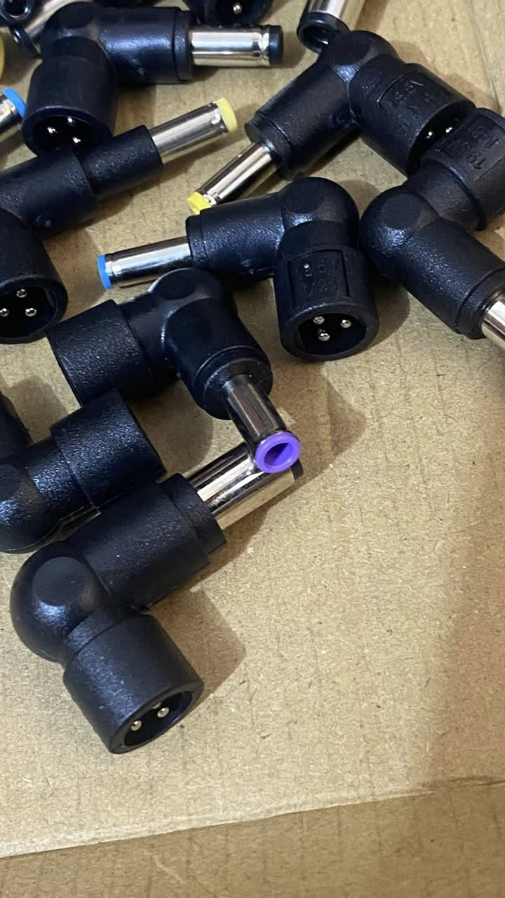 شاحنه جوكر ١٩.٥ فولت 
وياه ١٥ تحويله ابره يعني اشغل كل نواع الفييش الابره الي تفيده يرلسلني ويدلل


**إذا كنت صاحب هذا الإعلان وتريد حذفه لأي سبب، رجاءا أرسل رسالة إلى الدعم الفني**