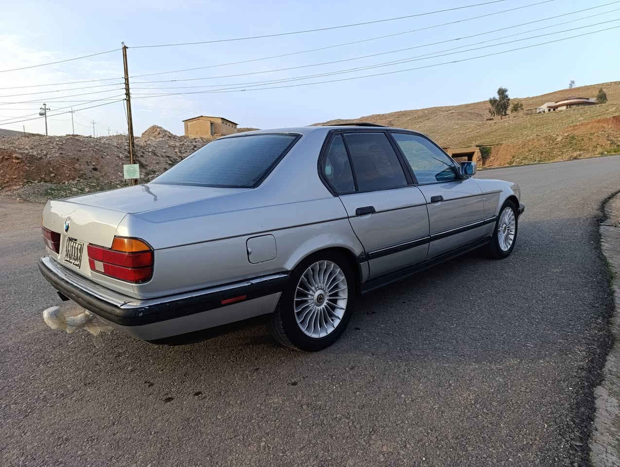 بەناوی خودای گەورەو میهرەبان BMW 730i مۆدیل 1991 ئـاڕم پلاستیک سلێمانی *********** فولە بەس تۆماتیک نیە سڵایت چوارجام کارەبا 7کەللە تەبریت بەس کۆمپلێسەری نەقسە ناو دەشبول کامل ئیش ئەکا لایت ئەڵقە پێشی کرایتە سپۆرت تەقەو ڕەقەی نیە دەمولێدراوی نیە ناوغورفەی لۆک  گێڕو مەکینەی بەشەرت ئاڕمو ئەوەلیاتو بڕانەوەی بەشەرت سعری 35 وەرەقەو کەمێک مەجال شوێن کۆیە ***********
