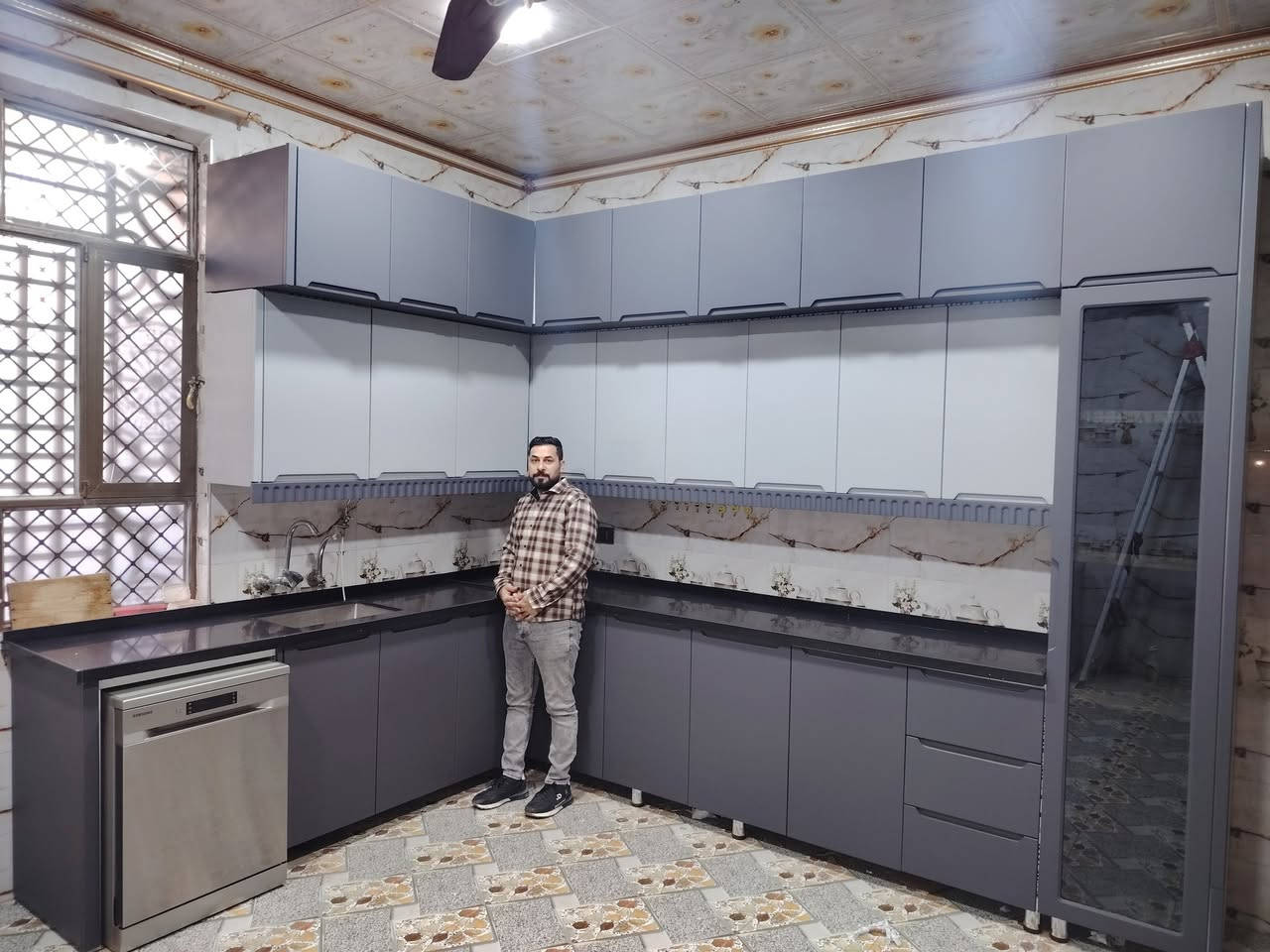 السلام عليكم كاونتر الاخ سيد صادق داخل المنيوم وخارج Hdf ٣ نرماده معلق ٨٠ سم بلبيت واحد ملم *********** ***********
