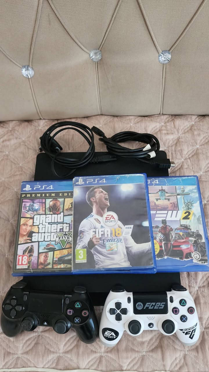 بلي 4 اونلاين للبيع
نظام 13.50 وياه كامل ملحقاته
ثلاث أقراص gta, the crew2,fifa18
جهاز ما مفتوح و نضيف
السعر خاص *********** ما متواجد ع النت
