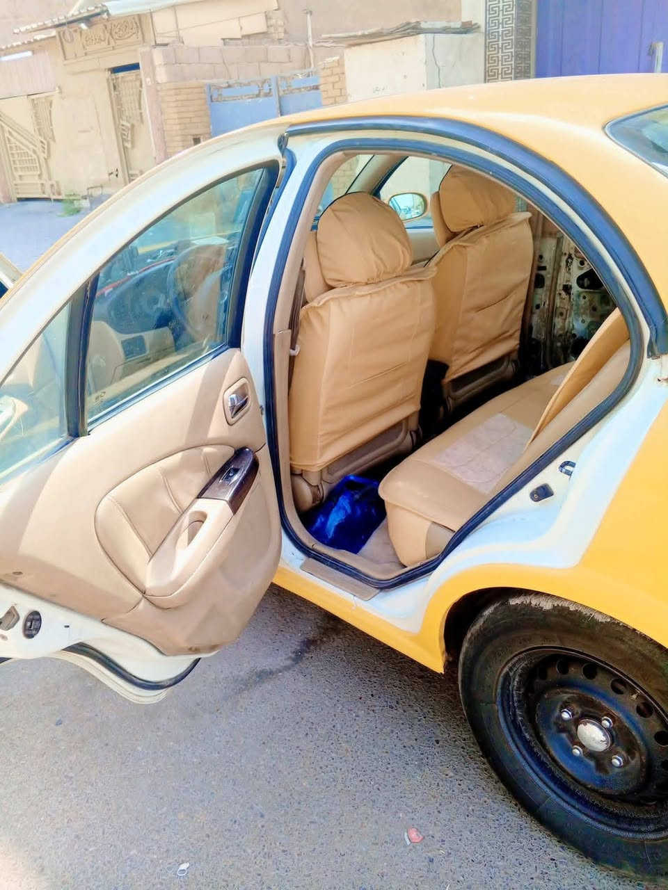 السلام عليكم 
نيسان سني للبيع 2008 بسمي انكليزي محرك 1600 كير اوتماتيك، كير محرك صدر باتري كله جديد سياره احله من الصور نظام تزحلق Snow وجام كله كهربائي وفتحة سقف وتحكمات ستيرن ومري شفط ترايك وين ماتريد
عنوان بغداد شارع فلسطين او زيونة 
***********
