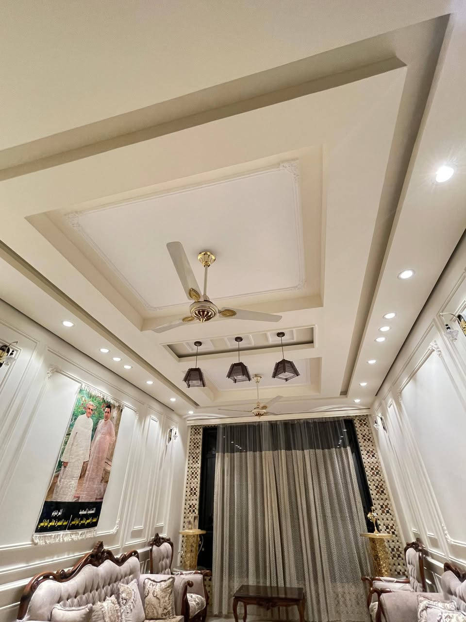 دار مساحه 300م حديث درجه اولى بمحله 809 بجانب الضريبه يحتوي 5 غرف نوم وصاله ومطبخ وحولي كبير السعر على الخاص *********** ناطق الحميري للعقار بيع نقد فقط
