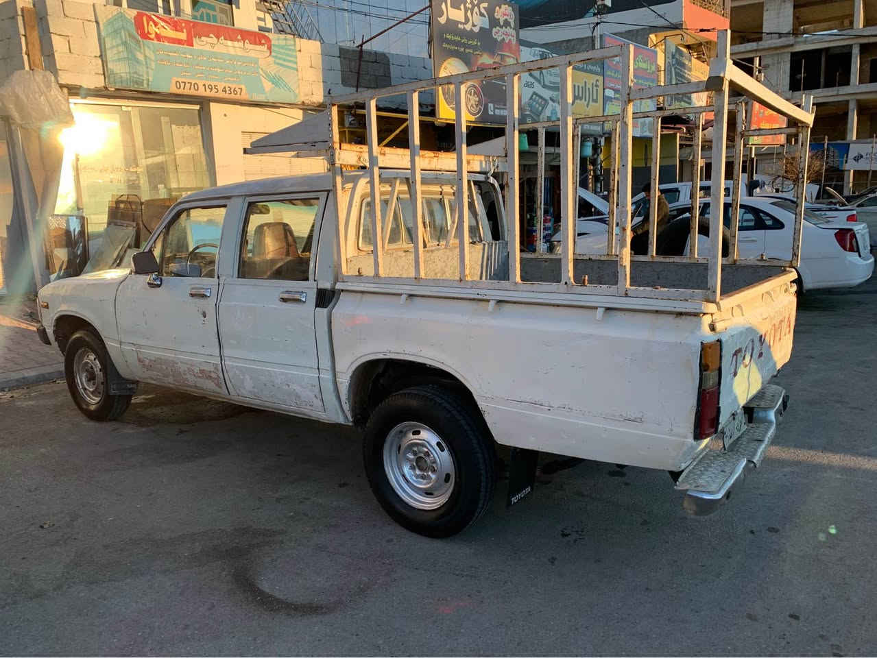 تویتا پیکاب ئەسڵی دەبڵ کابینە بە شەرت گیڕ و مەکینەی وەک سەعاتە دەگە و سلفە مەکینەی ٣ ئیفە بەس مەکینەکەی بای ٨ گەڵایە سەیارەکە ئارم ئەسڵی سلیمانیە بە شەرت و بە زەمان دیناری خرامەی تیا نیە ٤ گیڕە بە بەگەوە ٥ بەڵام سەیارەکە جایزە هی دەسی خۆمە هی مەعرەز نیە سەیارەکە ماشەاللە لی بیت هەیکەلی نەکەوتوە لایت و فڵجەو شتی ئیش ئەکات تەرجیل و موکەبەرەی تیایە بلوتوس سەیارەکە تا بڵی لی ڕازیم عاتڵاتی نیە پاتری لۆکە پلاک و کۆیل لۆکە کەم بانزین ئەخوات ماڵی دۆستە هەم بۆ کاسپی هەم بۆ سواری لە سلیمانیم سعریشی ١٦ گەڵایە *********** السليمانية, العراق
