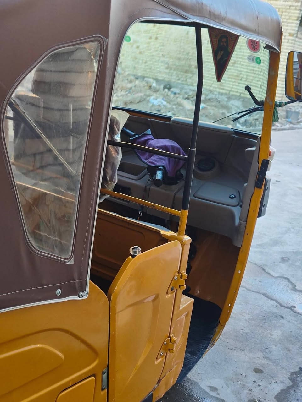 السلام عليكم ورحمة الله تكتك معروضة للبيع مديل 21 صفرة تكتك حديدة بدون اوراق ولا رقم شاصي ابيع علا حالتهة الباقي سليم كير ومحرك وتايرات وبريكات بشرط اكفلها من كلشي. للستفسار.***********6
