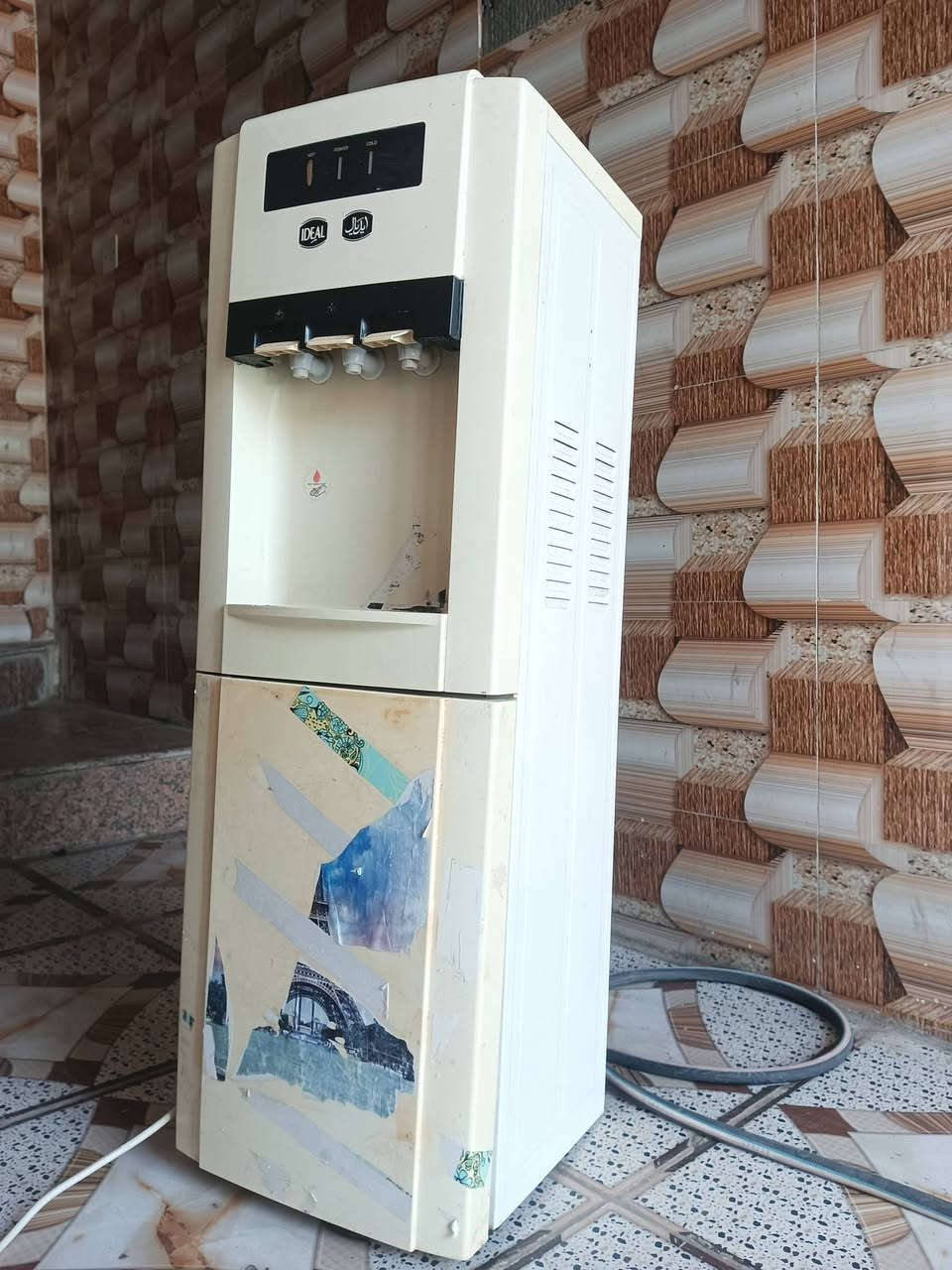 براد للبيع السعر 20العنوان الخمسه كيلو قرب اسواق الاصدقاء للتواصل رقم الهاتف ***********
