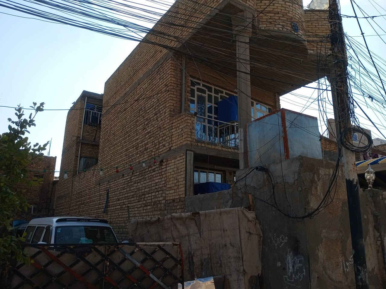 بيت للبيع 100متر ثلاث طوابق الواجهه 5 نزل20قريب شارع ابوسميرالستفسارالاتصال عله رقم ***********
