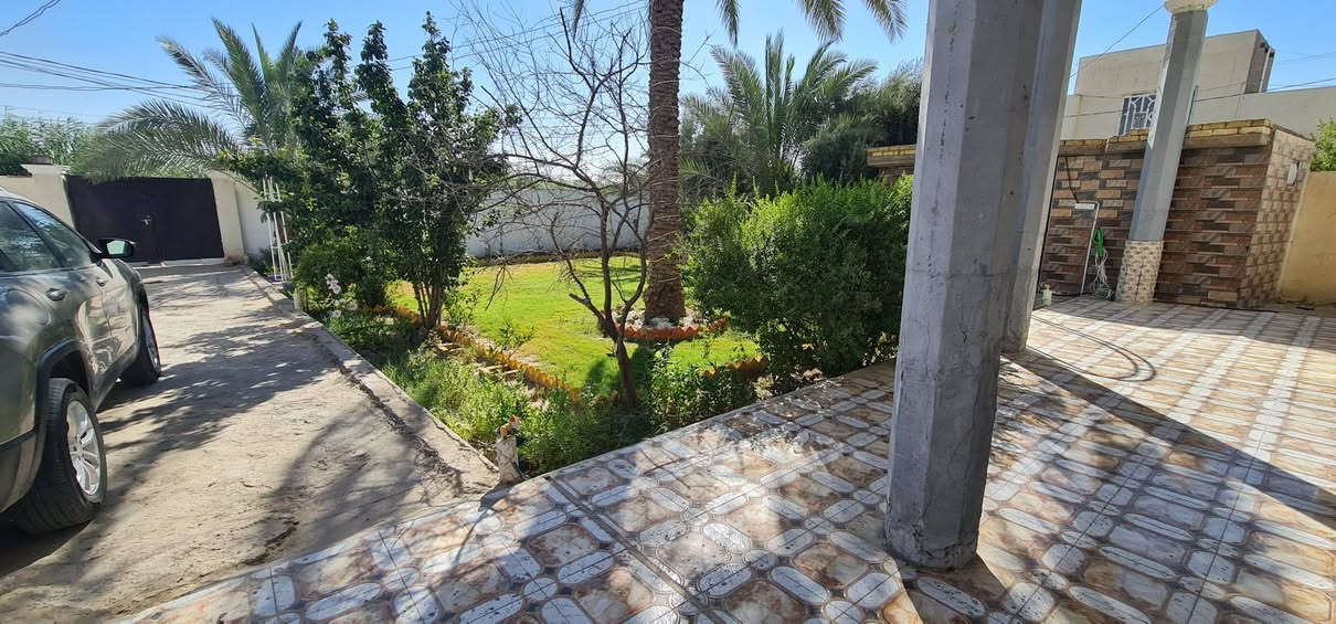 #دار-للبيع
بيت ركن على شارعين المساحة (( 700 متر )) طابو زراعي سند 25 الواجهه 18 متر والنزال 40 متر يحتوي على حديقة اكثر من 200 متر… گراج يتسع لثلاث سيارات الاساس كونكريت مسلح والبناء بلوك درجة اولى حد الشبابيك والبوب ويربطها رباط كونكريت مسلح والسقف عگاده وسطح البيت مغطى بمادة الايزوكام اظافة الى الدنگ والطارمه كونكريت 
استقبال (9 * 4) 
(2) غرفة نوم (5 * 4)
صالة طعام (5 * 4)
صاله معيشة (12 * 4)
مطبخ جدران سيراميك وسقف ثانوي (6 * 4)
كل ارضية البيت رفت ومن ثم بورسلين لكل ارضية البيت لون موحد
الدرج كونكريت … 
صحيات داخليه وخارجيه سقف كونكريت 
ممر حول البيت ومساحة الترك الخلفي  (15 * 4)
العنوان… بابل… الحمزة الغربي…  المعاره طريق الزوار قرب سكلة ابو تقى…  بيع مستعجل وللاستفسار الاتصال  ***********. …  ***********
