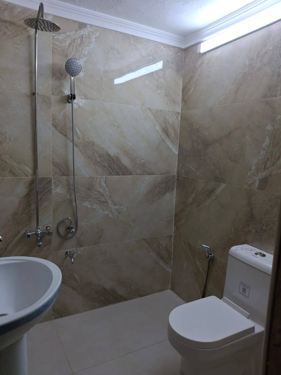 دار للبيع في منطقه الدوره الطعمه مساحه ١٢٥ متر الشارع التجاري خلف مكتبه القريشي  للاستفسار الاتصال على الرقم 
***********
