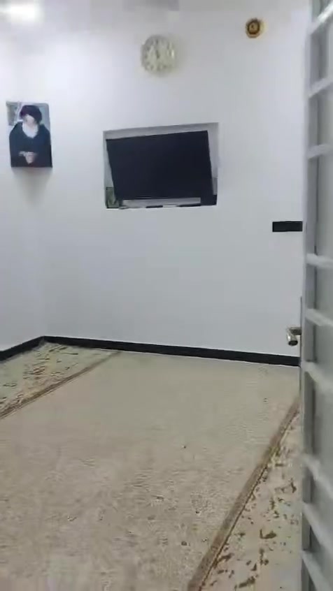 يا الله دار لبيع مساحه 75متر طابقين كامل مابي اي نقص لبيت مفول شغل درجه ولا يحتوي علا ستقبال حولي وغرفه نوم صحيات طابق الول طابق الثاني بي ٢نوم سويت كل غرفه وبيتونه موق دوانم شارع ابو موسى خدمات كامله ستفسار تصال (***********
