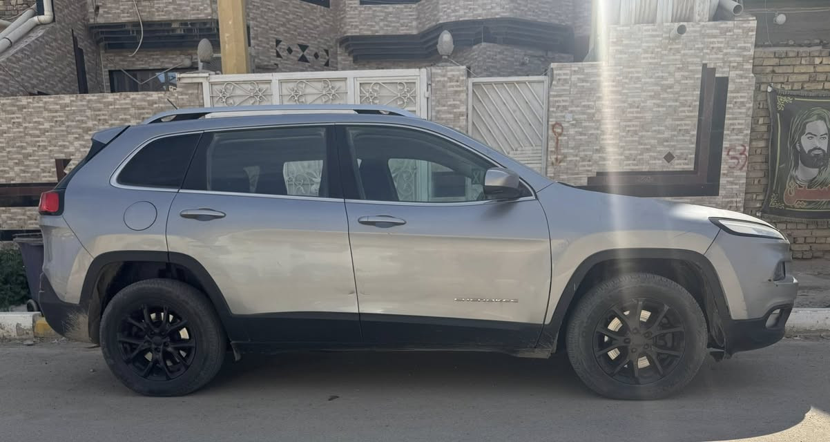 جيب بزون شيروكي 2017 مواصفات لاتيوتد
محرك 6 سلندر 3200
كير + محرك مكفولات
حادثها موضح بالصور 
وفحص السياره مرفق
ماشية 112 الف ميل
سيارة بوضعية جيدة 
حدادية  جديده 
تبريد  100%
تايرات جديد
رقم كربلاء + هزة جديد
سيارة مناقصها اي شي 
بسعر مناسب  120 وبيه مجال 
مكان السيارة ذي قار الشطرة
 ***********
