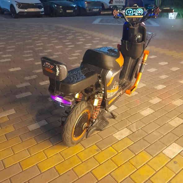 بعد أذن اللادمن المحترمين ماطور كهربائي خمس بطاريات حجم k9 بطاريات واسط جاهز كوله شغال أي نقص مابي بس البطاريات شويه تعبانه ألماطور كولش حلو وسريع بسعر 250 قفل للستفسار على رقم ***********
