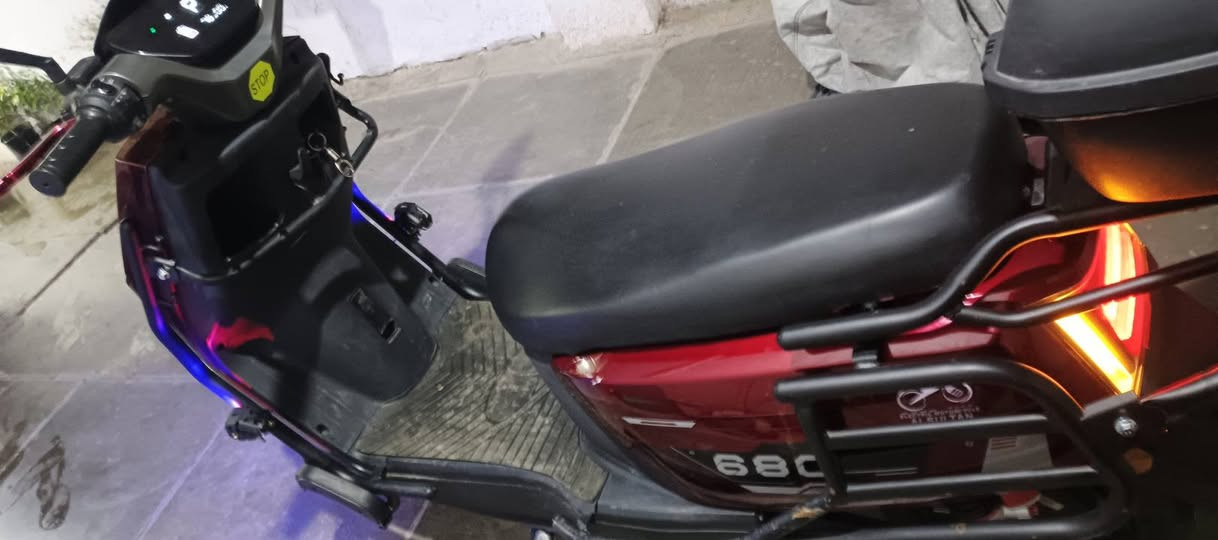 سلام عليكم متاح 
‏متاح دراجه شحن نوع { وحش 680}  معروفه مواصفاته 
‏==========================================
‏مواصفات..... 
‏ملف 2000 حقيقي 
‏لايت عالي ناصي
‏دبل اشاره 
منفذ USP 
‏بريكات هادروليك
‏دبلان غاز طسه ناعمه
‏تمشيك 70/65كيلو بشحنه وحده
70 سرعه 
‏سعره 650 بيه مجال للشري
‏ 4 نمر 
سويجين 2 
بصمه 2 
NFS 2
‏نظام R 
‏نظام P  
ضمان بطاريات تجي تفحصهن 
‏ملاحظة  دراع امامي مثل ما موضح في صوره بس هاذ نقص
‏عنوان بغداد شعب قرب الاسواق المركزيه
‏الاستفسار,***********
