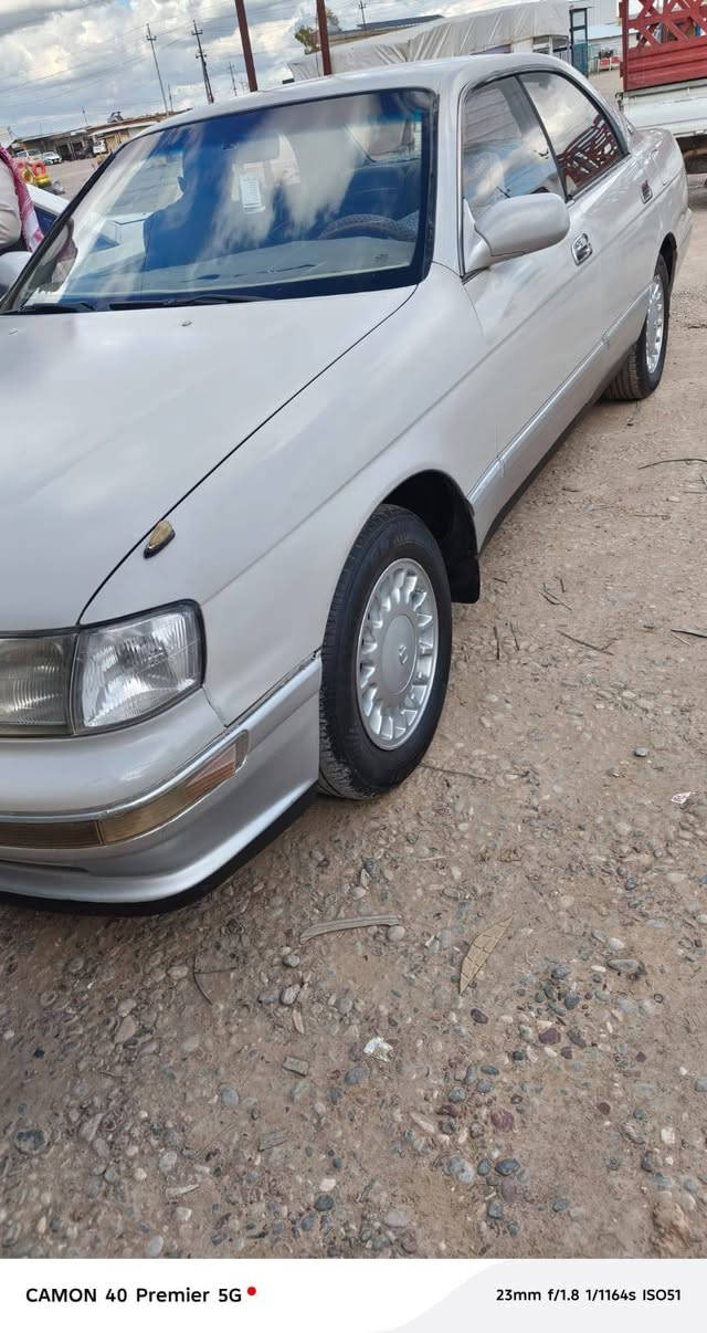 السلام عليكم  تيوتا بطه صدفي منفصل موديل 93 جديد محرك 2500 رقم نينوى الماني سنويه تنتهي 29 20 تحوير درجه اولا طخم تاير جديد باتري جديد سياره مال بيت***********
