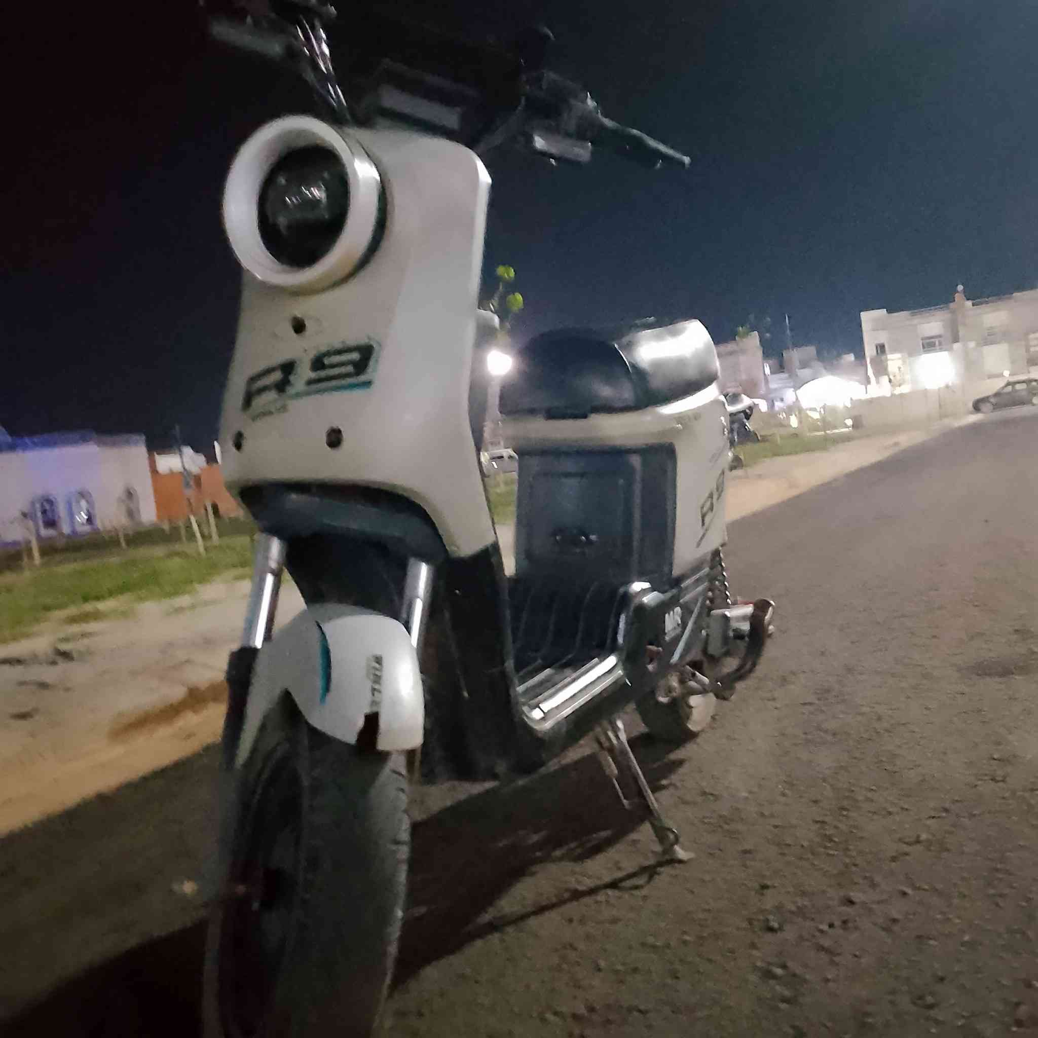 السلام عليكم
دراجة شحن R9
موديل 25 دراجة من البيت للمدرسة دراجة نظيفه وبطاريات جدد ليثيوم بس يحتاجله فيشة 
السعر 375 وبيه مجال 
عنواني كربلاء الحر مجمع السلام مقابل العلوة الجديدة 
***********
