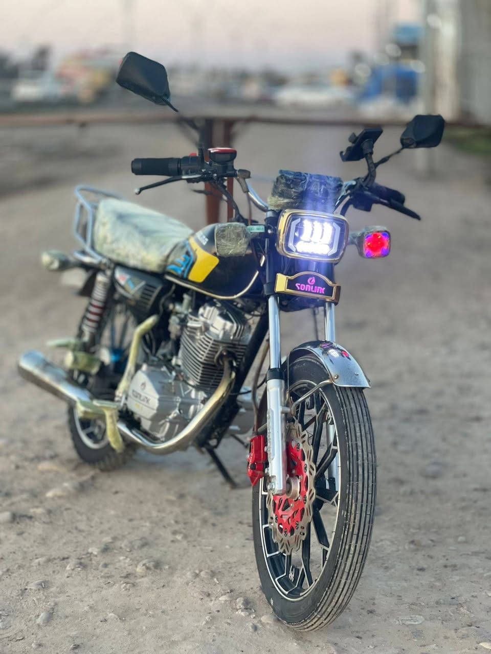 السلام عليكم للبيع سيفان موديل 25 محرك200 دراجه كلهه جديده ابلاد سلف كله شغال محرك مامفتوح بي بس الويل الكدام بي عواج خفيف مأمثر السعر 575 وبي مجال ***********
