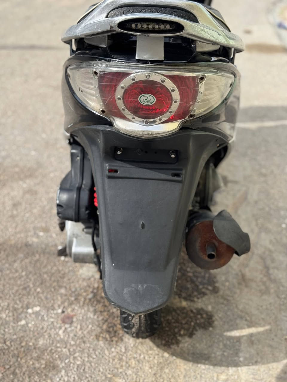 السلام عليكم دراجة كامكو جي فور مال حاوية مكفولة كفالة عامة من طول لطول كلشي بية شغال اي نقص مابية محرك مامفتوح السعر 550 وبية مجال لشراي يتصل مكاني نجف ***********
