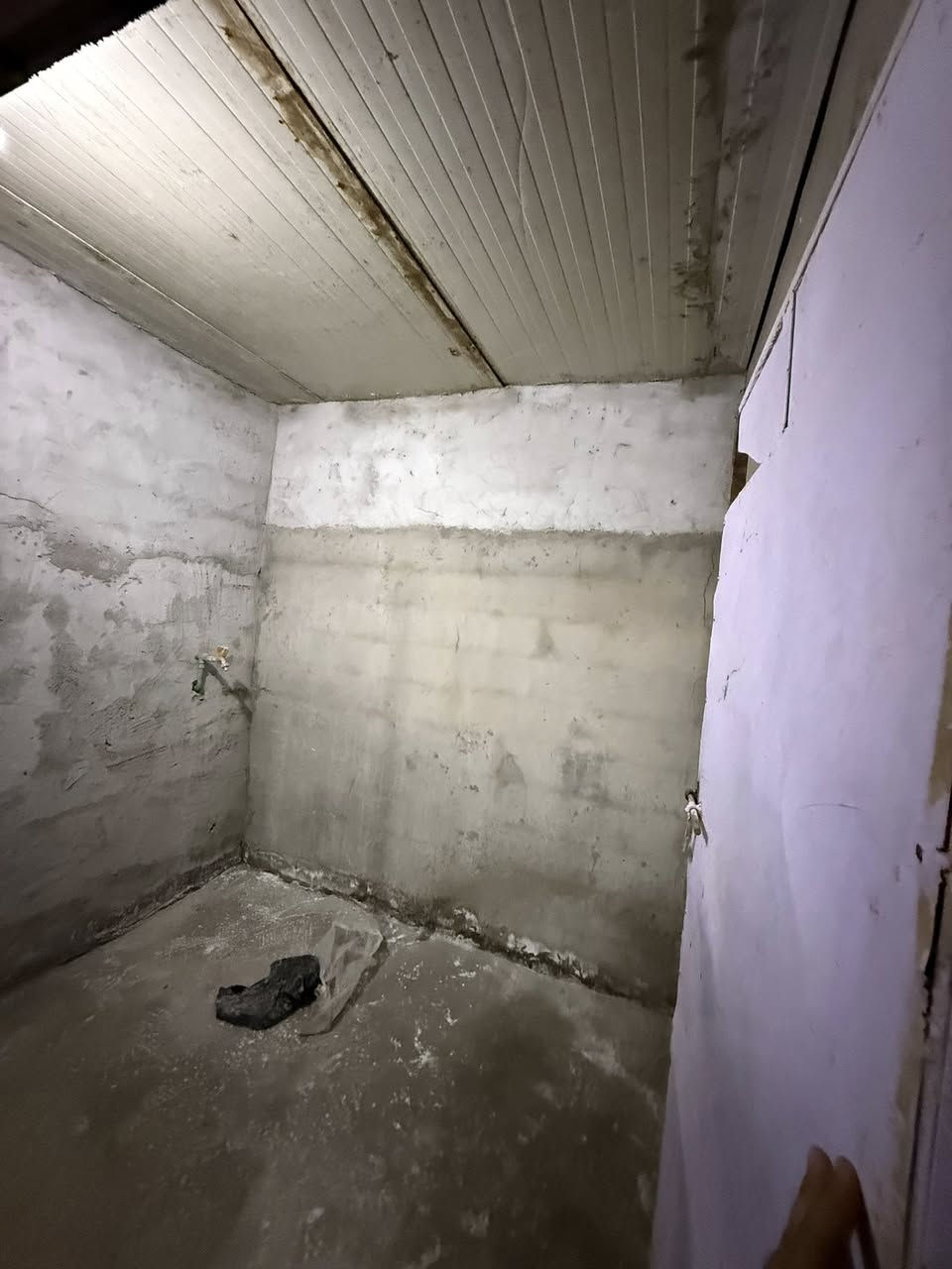 بيت للبيع 65متر مقابل شهيد اول غرفتين ومطبخ وصحيات وطرمه السعر 20 . حالياً البيت بي مؤجر الشهر يدفع 200الف 
مراجعة مكتب حازم البديري 
***********
