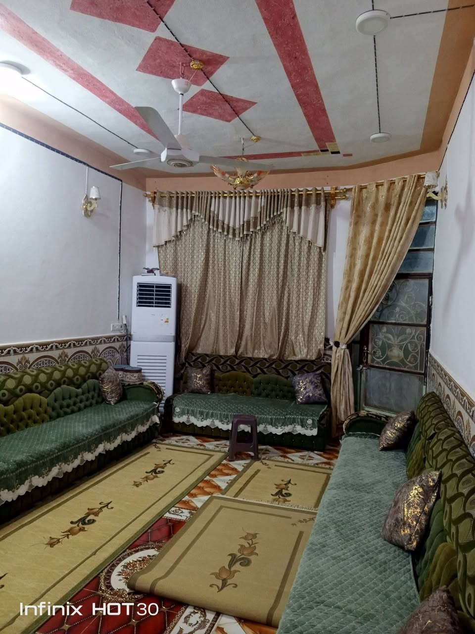 سلام عليكم الدار للبيع مساحة 156 متر يتكون من غرفتين نوم حمام و مطبخ و صاله و ستقبال و صحيات و متواجد على فيس تصل هذه رقم الهاتف *********** مكان بلدروز خلف جامع الخلفاء الراشدين
