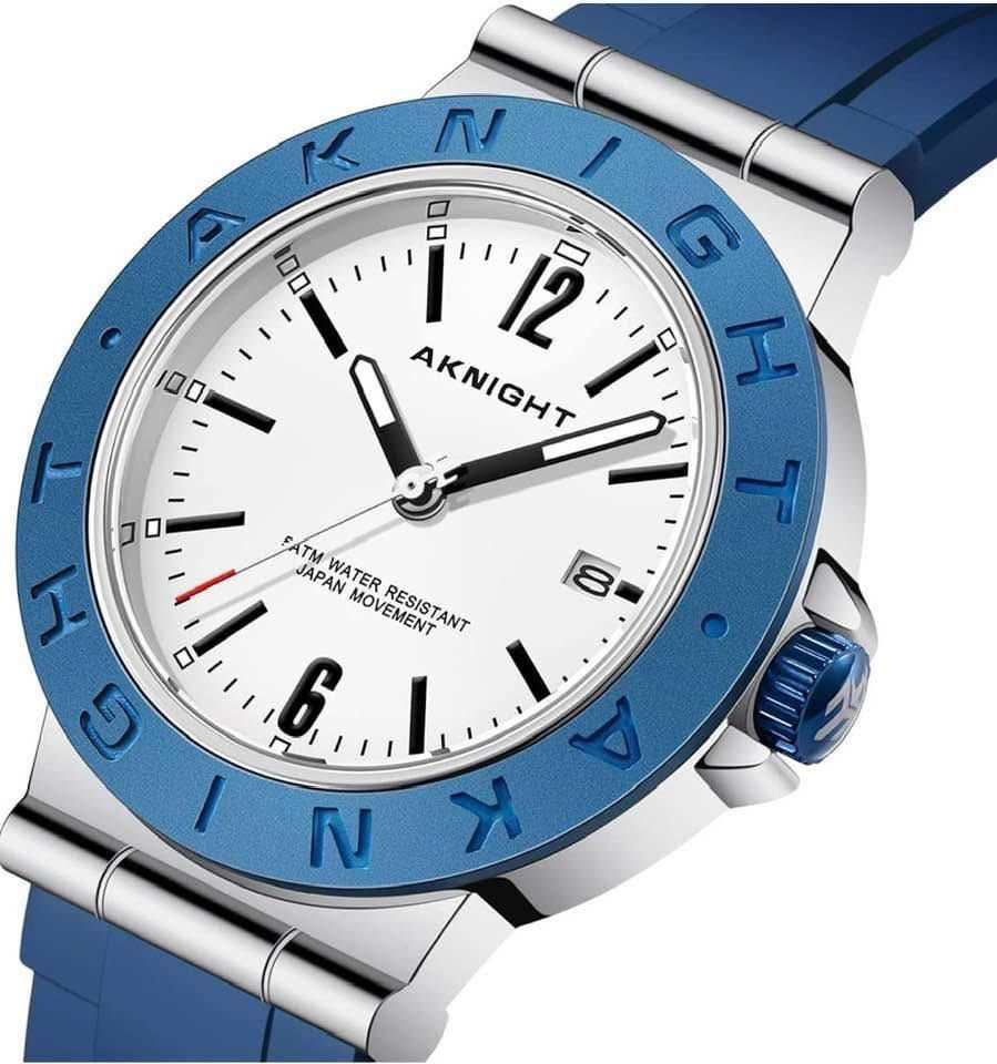 الساعة في الصورة هي ساعة يد من طراز AKNIGHT، وتتميز بمواصفات عامة تشمل ما يلي:
نوع الحركة: تعمل الساعة بحركة كوارتز عالية الجودة، مما يضمن دقة واستقرار الوقت. 
مقاومة الماء: مصممة لتكون مقاومة للماء حتى عمق 50 مترًا (5ATM)، مما يجعلها مناسبة للاستخدام اليومي والتعرق ورذاذ المطر، ولكنها غير مناسبة للغطس أو الاستحمام بالماء الساخن. 
المادة: علبة الساعة مصنوعة من الفولاذ المقاوم للصدأ، والحزام من مادة السيليكون المريحة. 
الميزات:
تحتوي على وظيفة عرض التاريخ (تقويم مدمج). 
العقارب والأرقام مضيئة لسهولة القراءة في الإضاءة المنخفضة. 
يوجد زجاج معدني متين لحماية القرص. 
قد تتضمن بعض الطرازات وظيفة الكرونوغراف (ساعة توقيت). 
تختلف الأبعاد الدقيقة قليلاً حسب الطراز المحدد، ولكن تتراوح عادةً حول: 
قطر القرص: حوالي 42 ملم إلى 45 ملم.
عرض الحزام: حوالي 22 ملم.
#ضمان #سنتين
 #اطلب #الان #يوجد #خدمة #توصيل @إشارة


**إذا كنت صاحب هذا الإعلان وتريد حذفه لأي سبب، رجاءا أرسل رسالة إلى الدعم الفني**