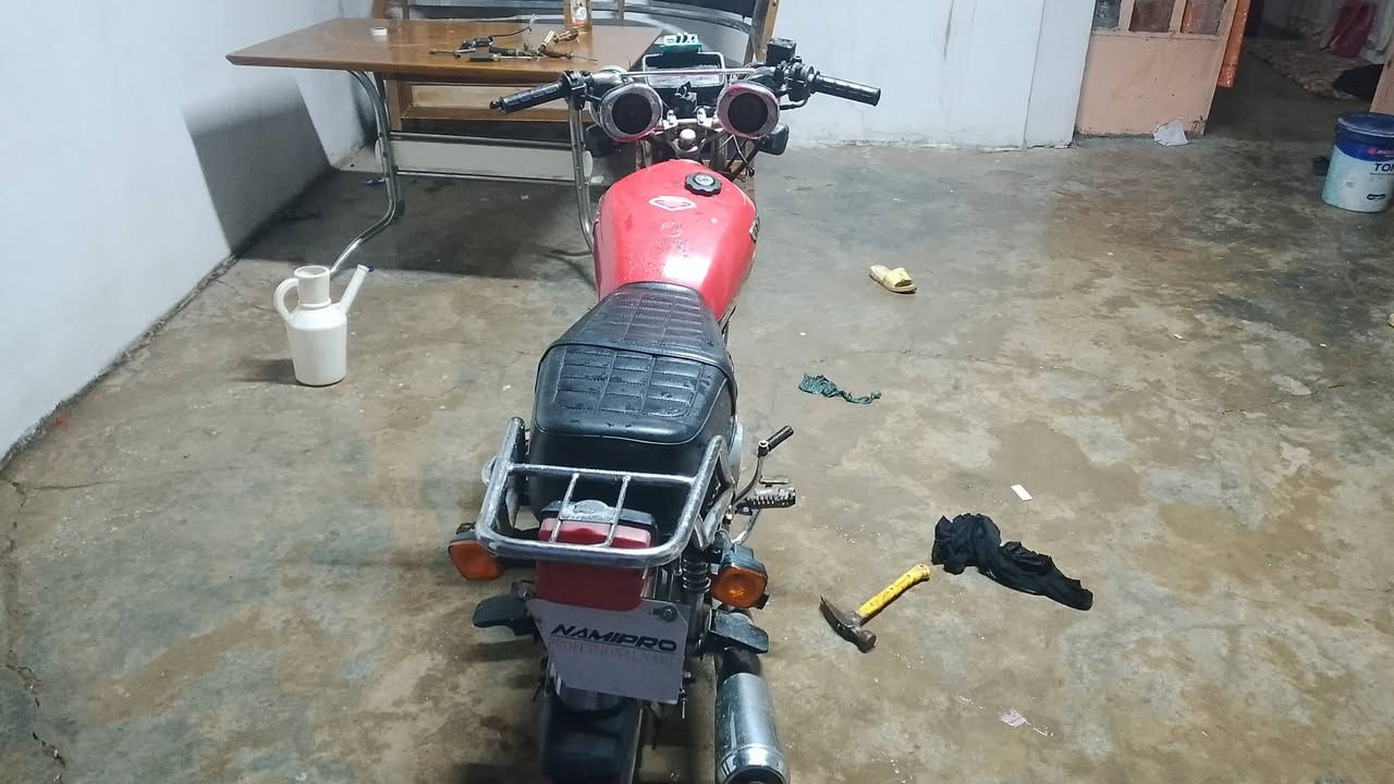 السلام عليكم دراجه نضيفه مثل ما موضحه بالصور شغاله سلف كهربائيات شراي يخابر *********** السعر ٣٢٥ الف وبي مجال
